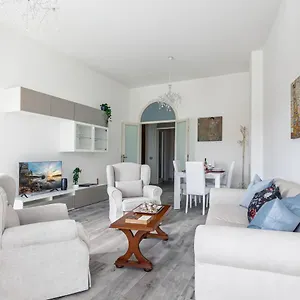 Guesthost - Lungarno Elegant Apartment With Panoramic Balcony